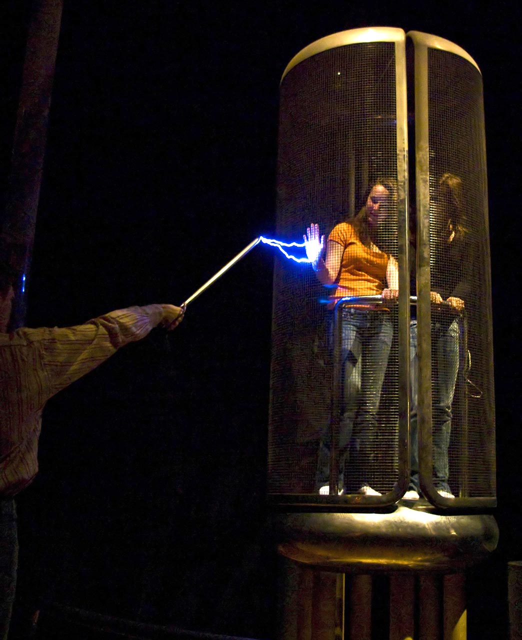 Faraday Cage Experiment - Electromagnetic Shielding